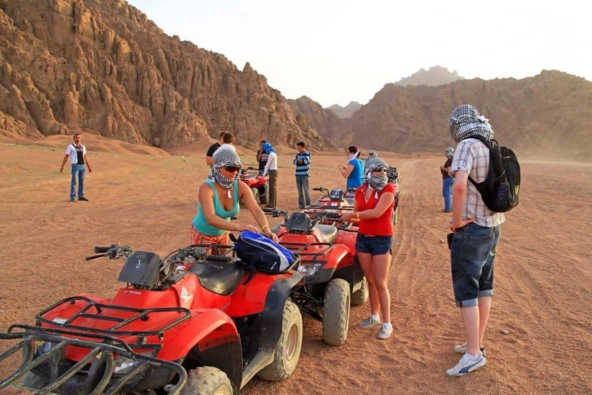 Aventura de 6 horas: Moto 4 e passeio de camelo em Sharm El Sheikh