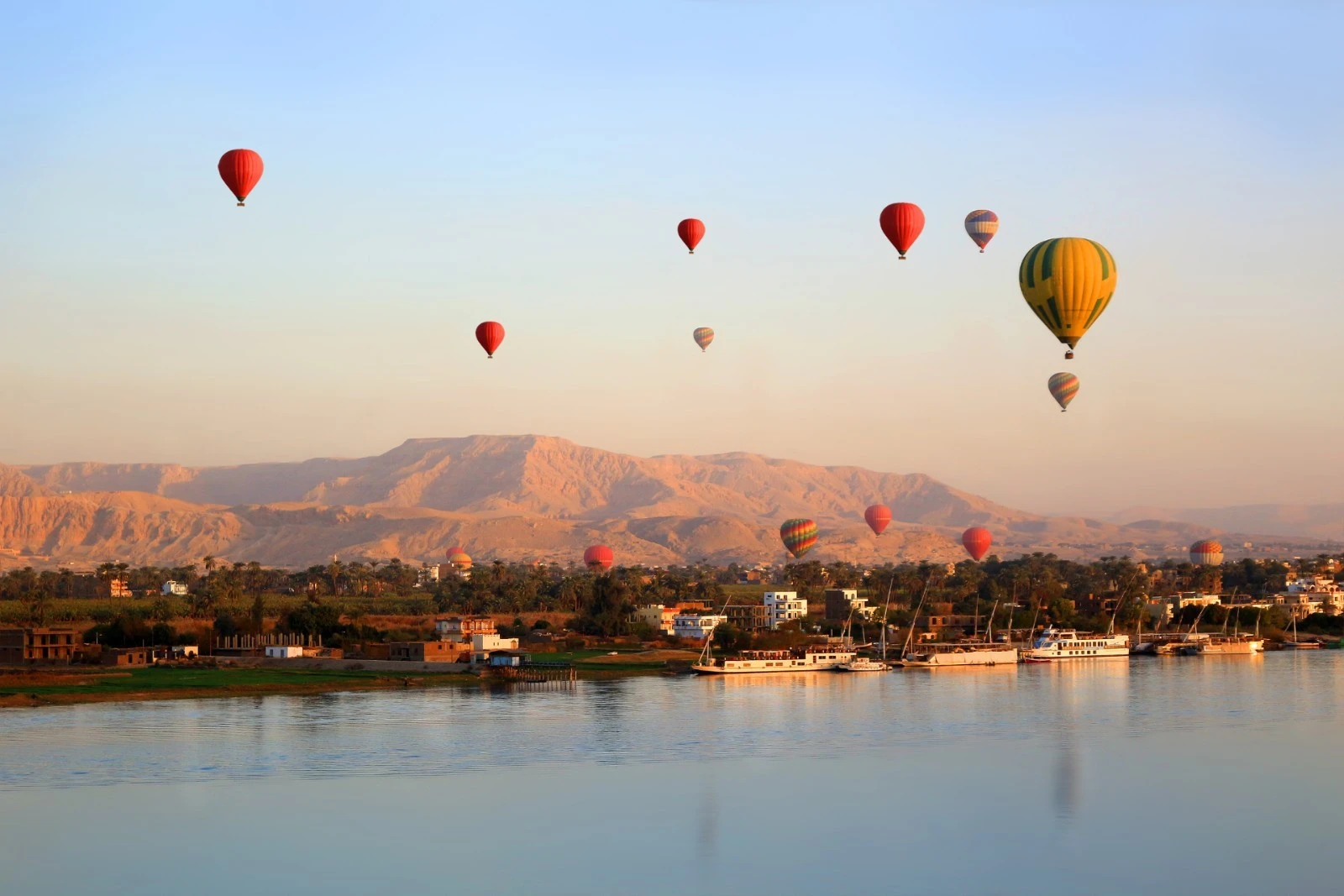Veja os templos e o deserto de Luxor a partir de um balão de ar quente